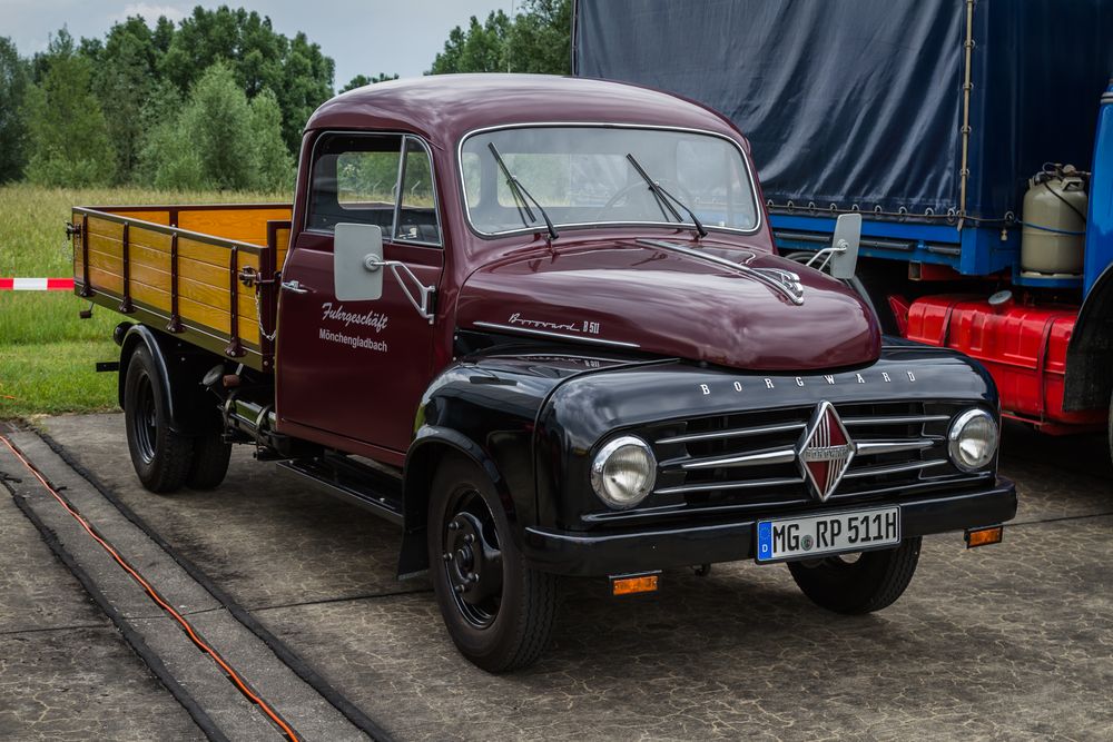 Oldtimer am Himmel und auf der Erde-V11