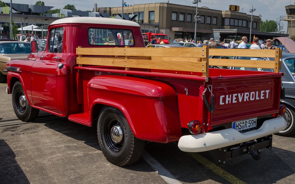 Oldtimer am Himmel und auf der Erde-V12