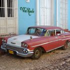 Oldtimer am Straßenrand in Trinidad