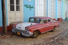 Oldtimer am Straßenrand in Trinidad