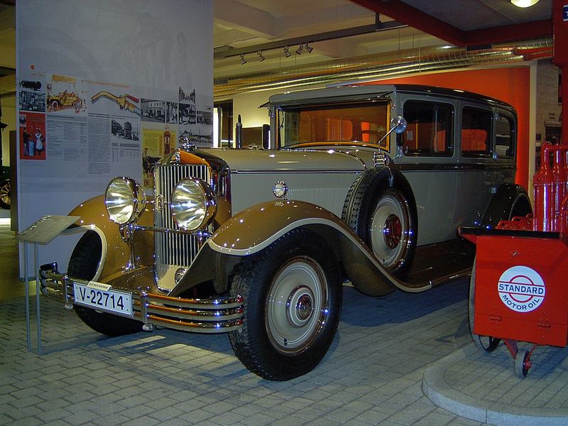 Oldtimer an alter Tankstelle