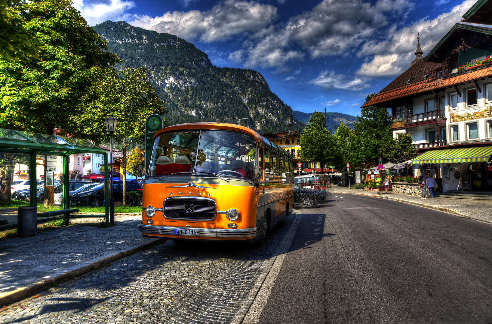 Oldtimer an der Busstation in Garmisch