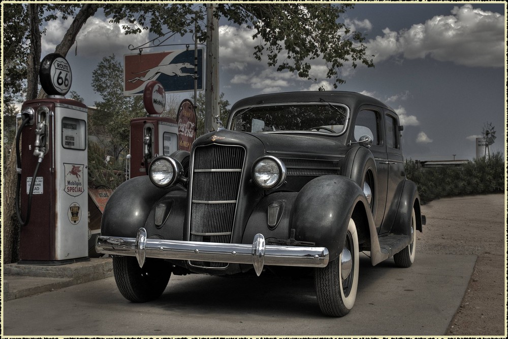 Oldtimer an der Tankstelle