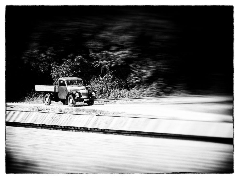 Oldtimer auf dem Weg nach Hause Foto & Bild | sw, oldtimer ...