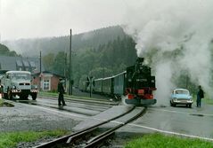 Oldtimer auf Straße und Schiene