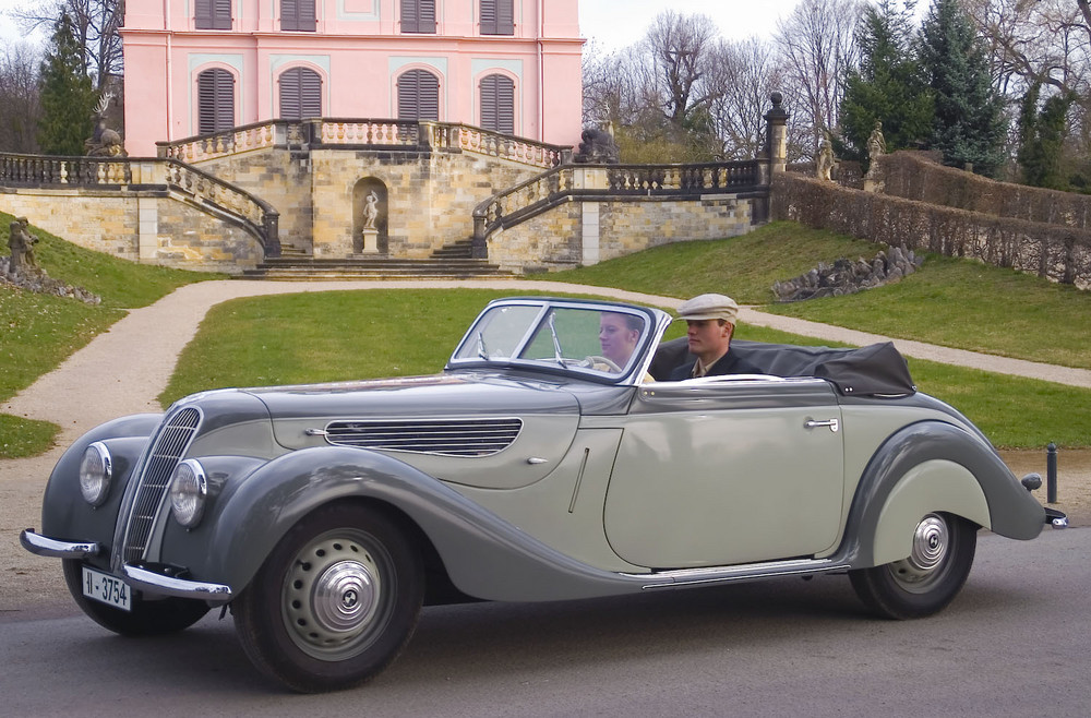 Oldtimer - Automobile Eleganz im historischen Ambiente