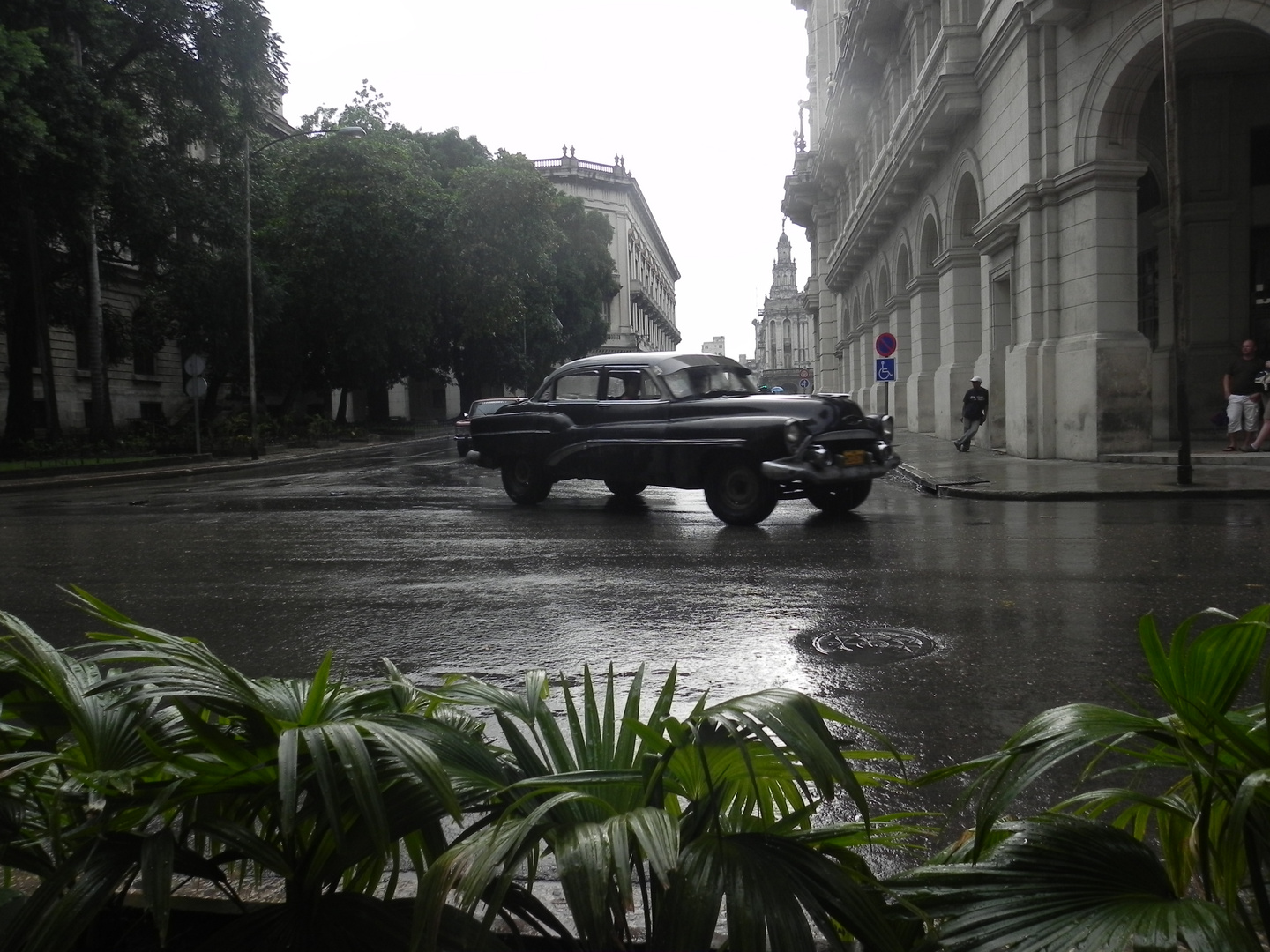 Oldtimer bei Regen in Havanna