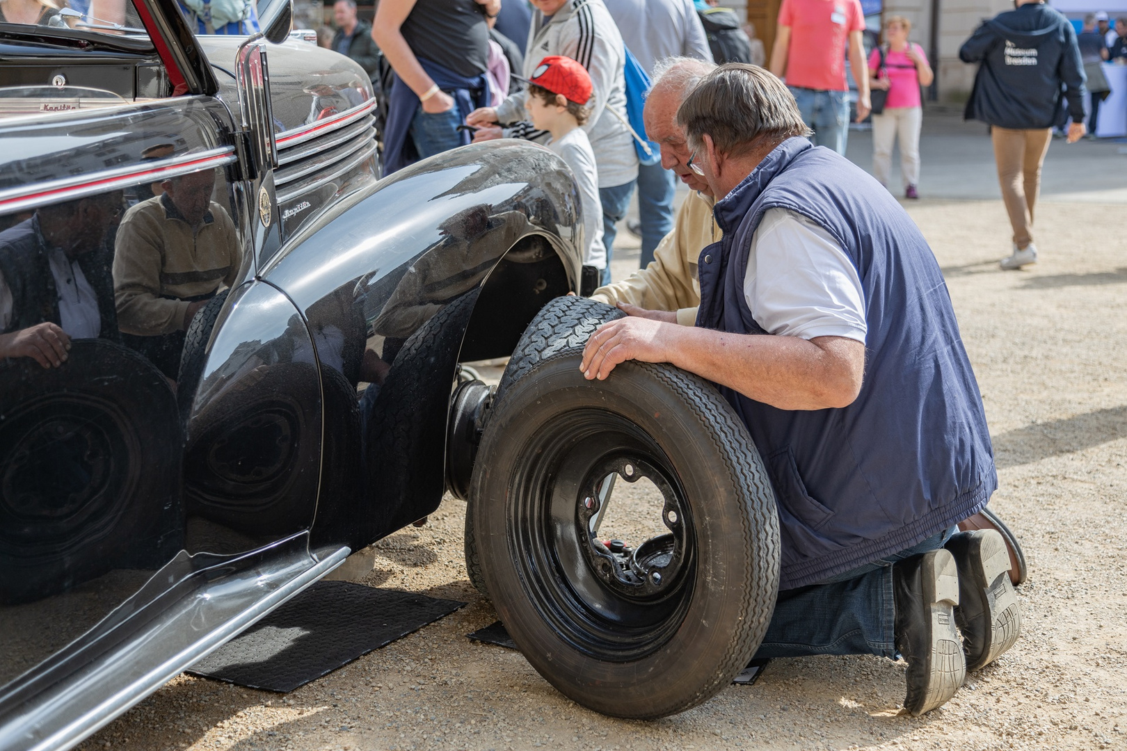 Oldtimer beim Radwechsel