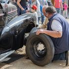 Oldtimer beim Radwechsel