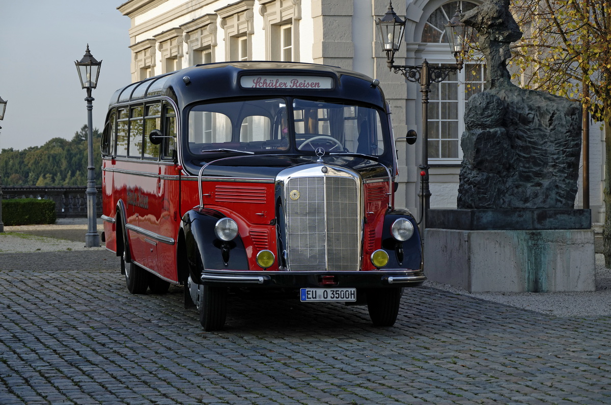 Oldtimer Bus auf Schloß Bensberg - 2