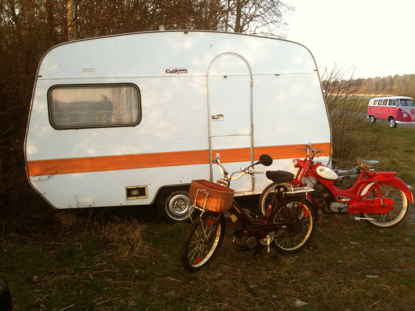 Oldtimer Camping VW T1 und Mopeds