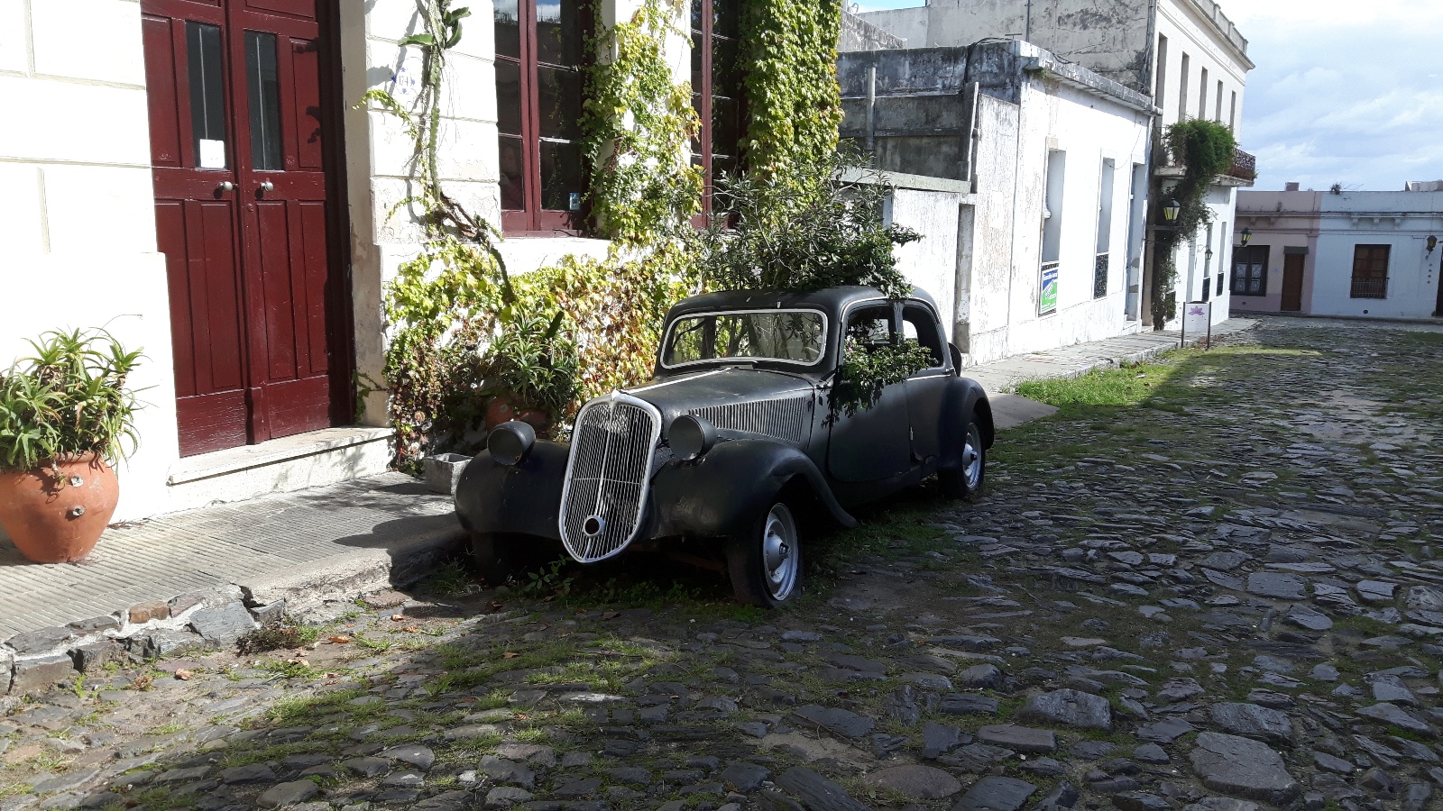 Oldtimer, coche vieja con flores, Colonia del Sacramento, Uruguay