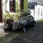 Oldtimer, coche vieja con flores, Colonia del Sacramento, Uruguay