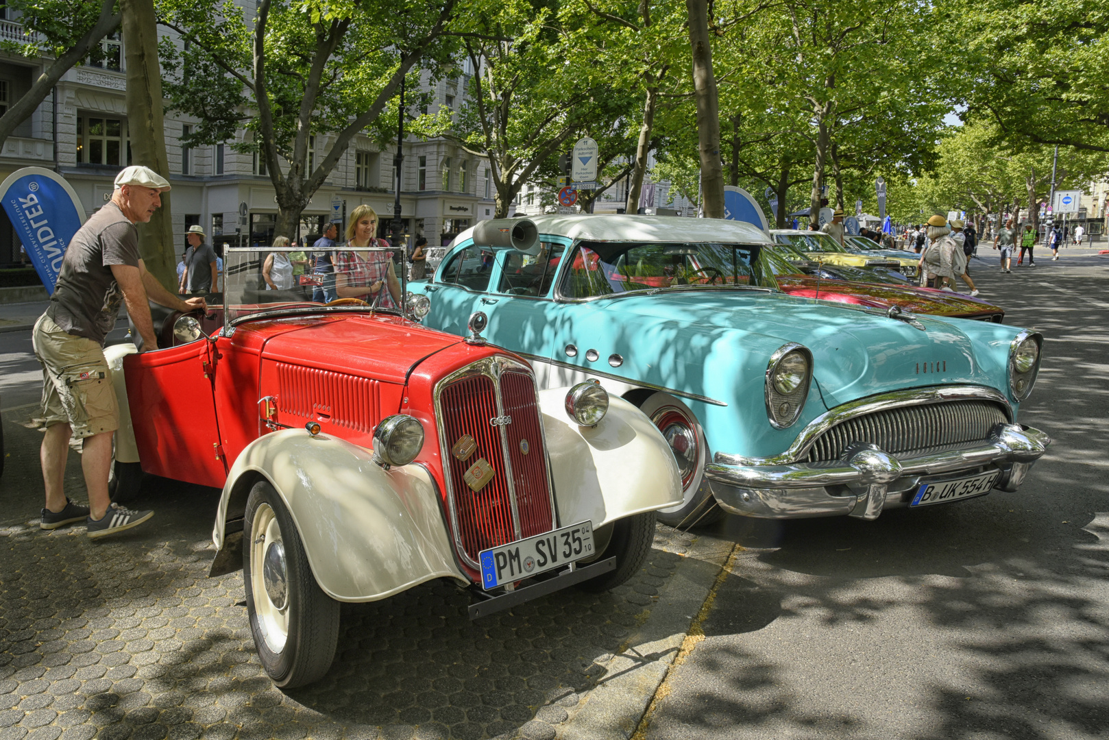 Oldtimer der türkise Buick gegen den roten Kleinen