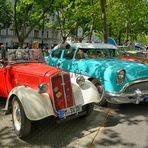 Oldtimer der türkise Buick gegen den roten Kleinen