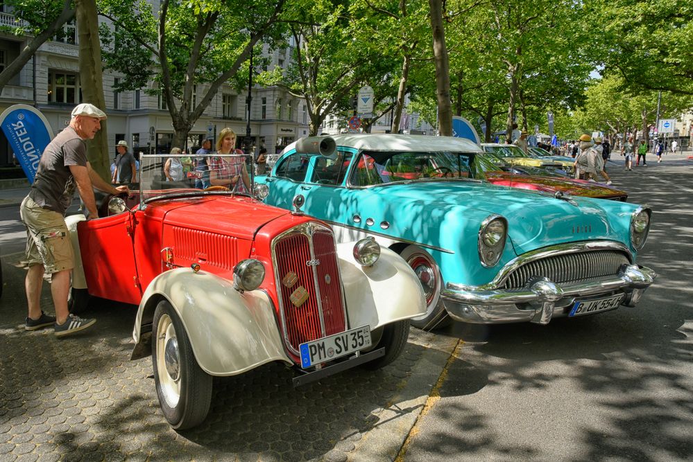 Oldtimer der türkise Buick gegen den roten Kleinen