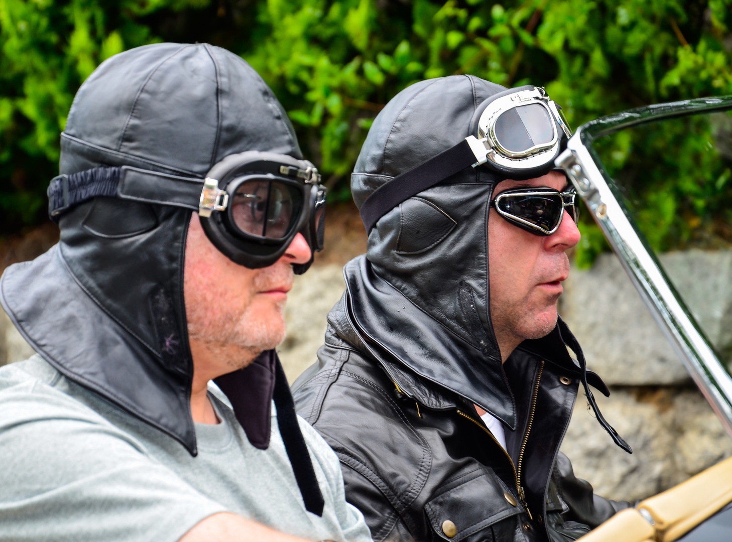 Oldtimer-Freunde mit voller Konzentration nach vorn