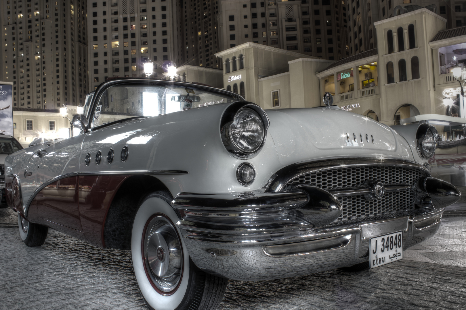 Oldtimer front Jumeirah Beachwalk Dubai