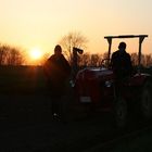 Oldtimer im Sonnenuntergang an der Krokauer Mühle