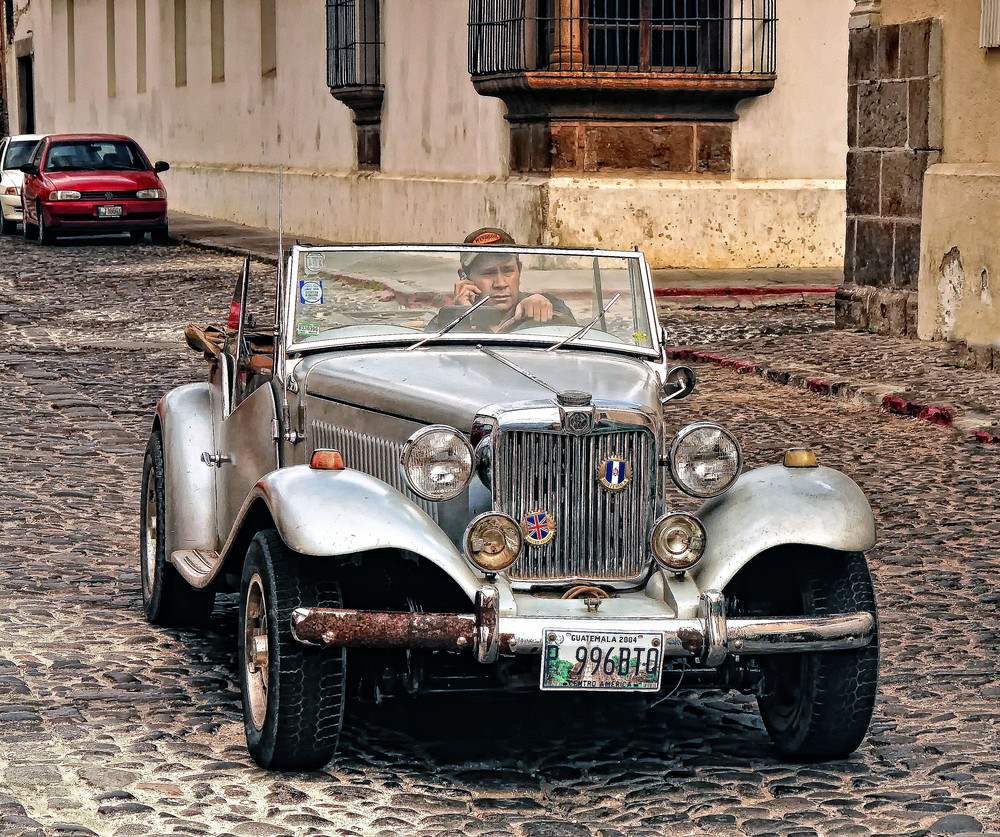 Oldtimer in den Straßen Antiguas..