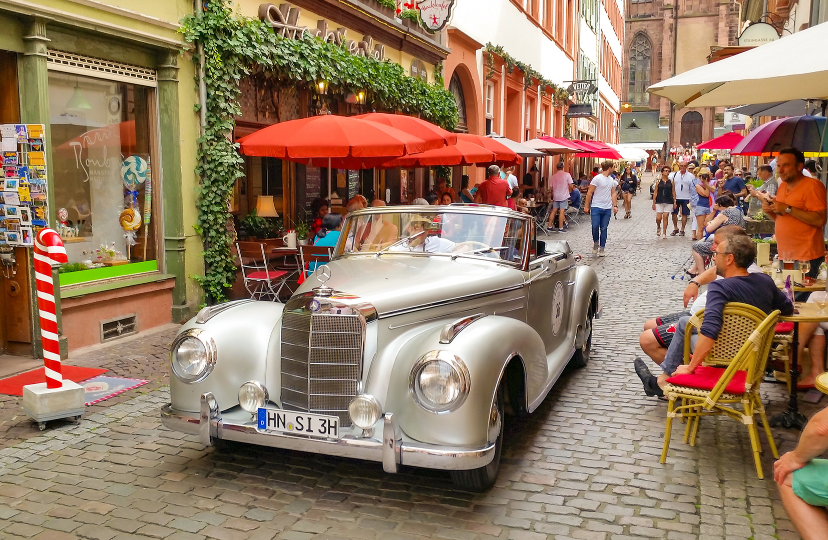 Oldtimer Mercedes Benz 300 Sc in Altstadt von Heidelberg