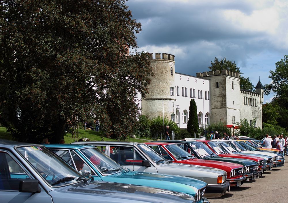 Oldtimer mit edlem Hintergrund