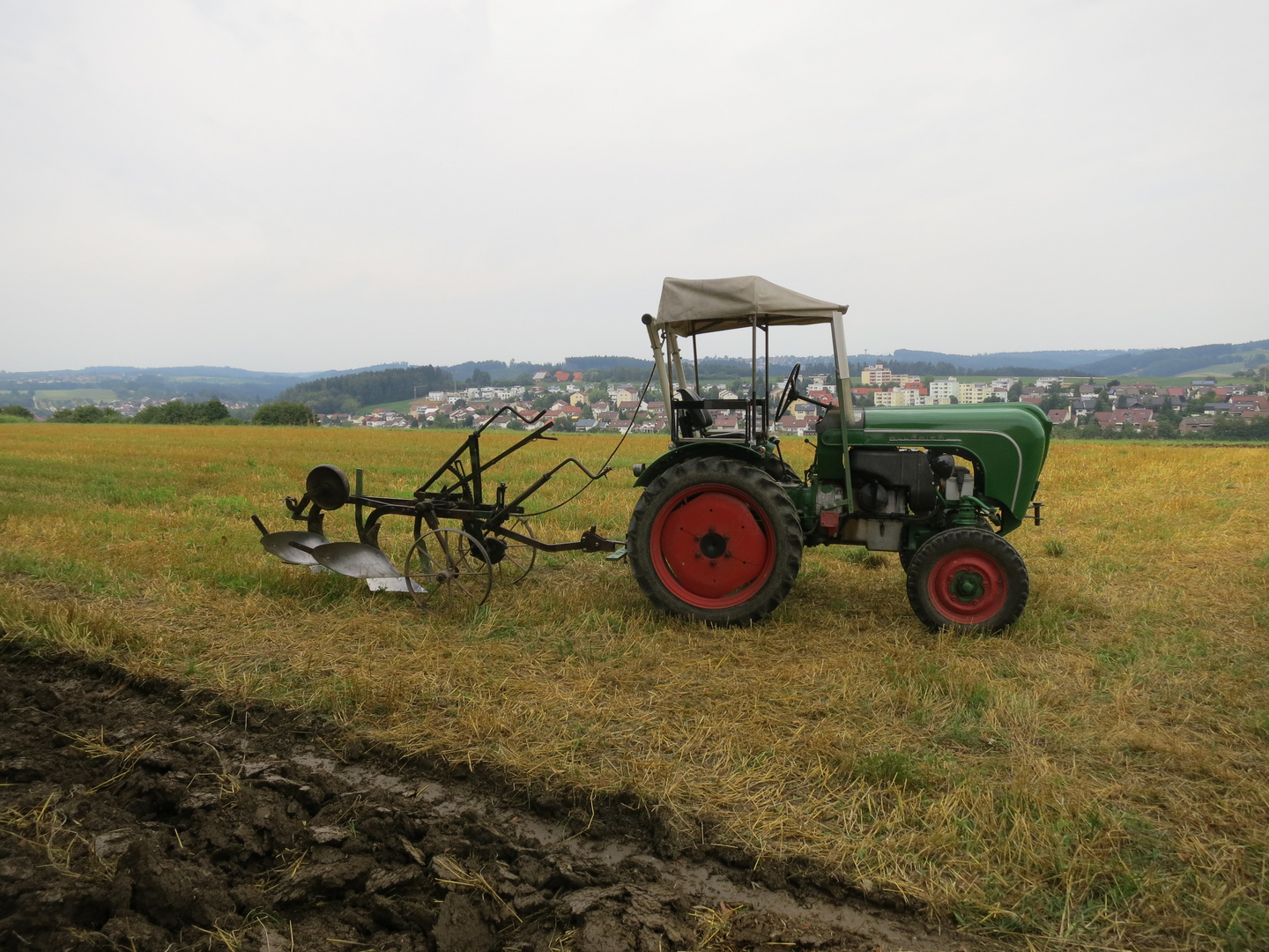 OldtimerTraktor mit Pflug Foto &amp; Bild industrie und