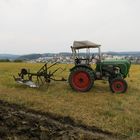 Oldtimer-Traktor mit Pflug