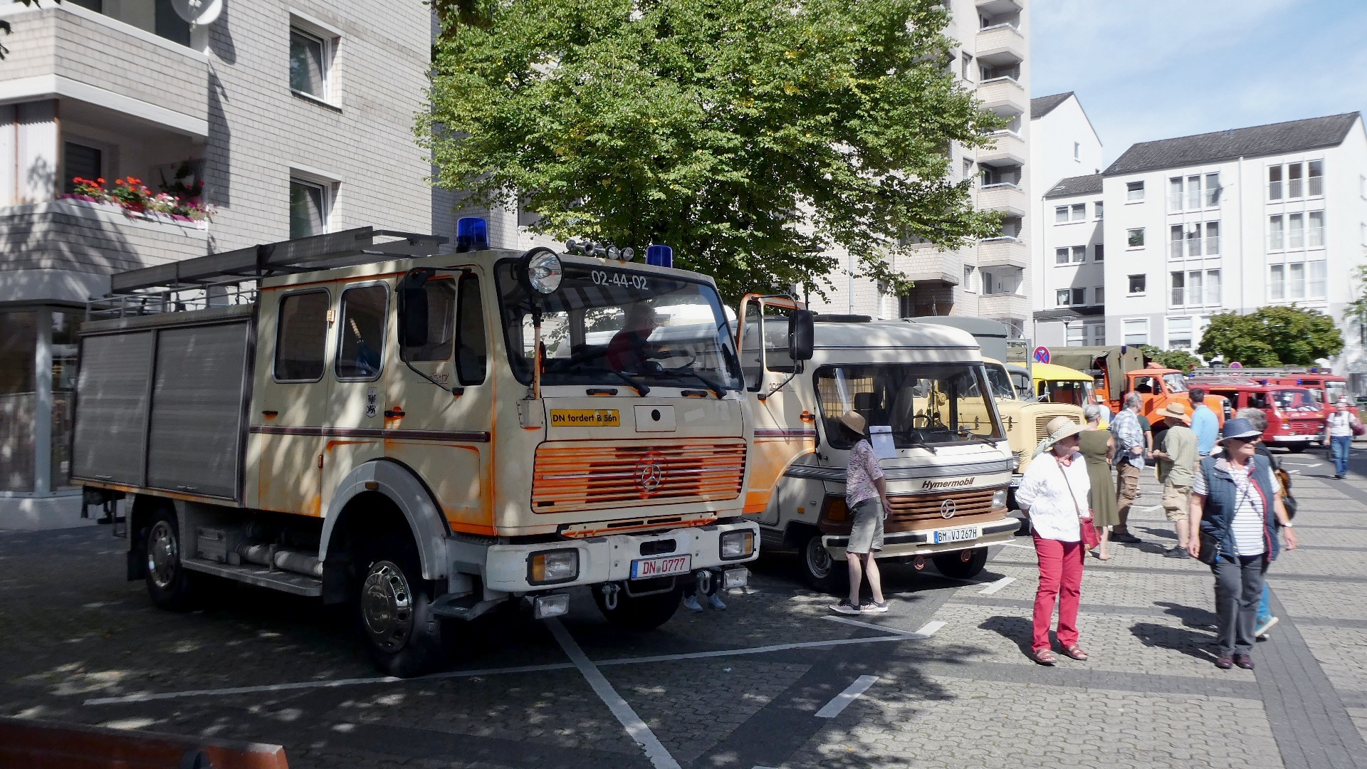 Oldtimer und "behütete" Zuschauer