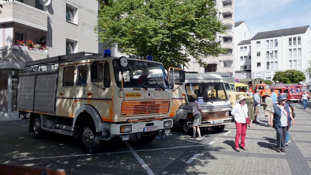 Oldtimer und "behütete" Zuschauer