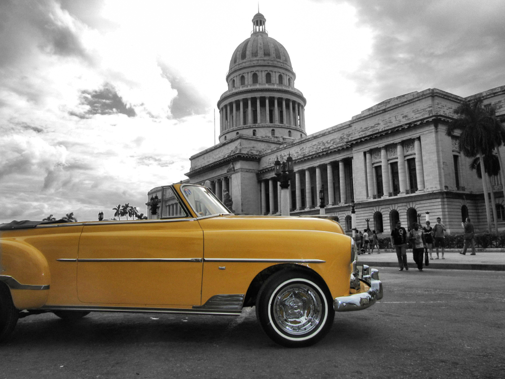 Oldtimer vor Capitol in Havanna, Kuba