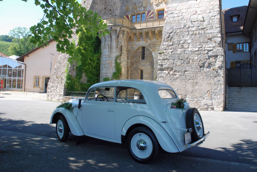 Oldtimer vor Chateau Vaumarcus