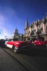 Oldtimer vor dem Capitolio