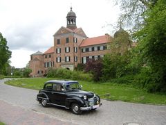 Oldtimer vor dem Eutiner Schloss (Aufnahme wurde beim Fahren des Autos gemacht)