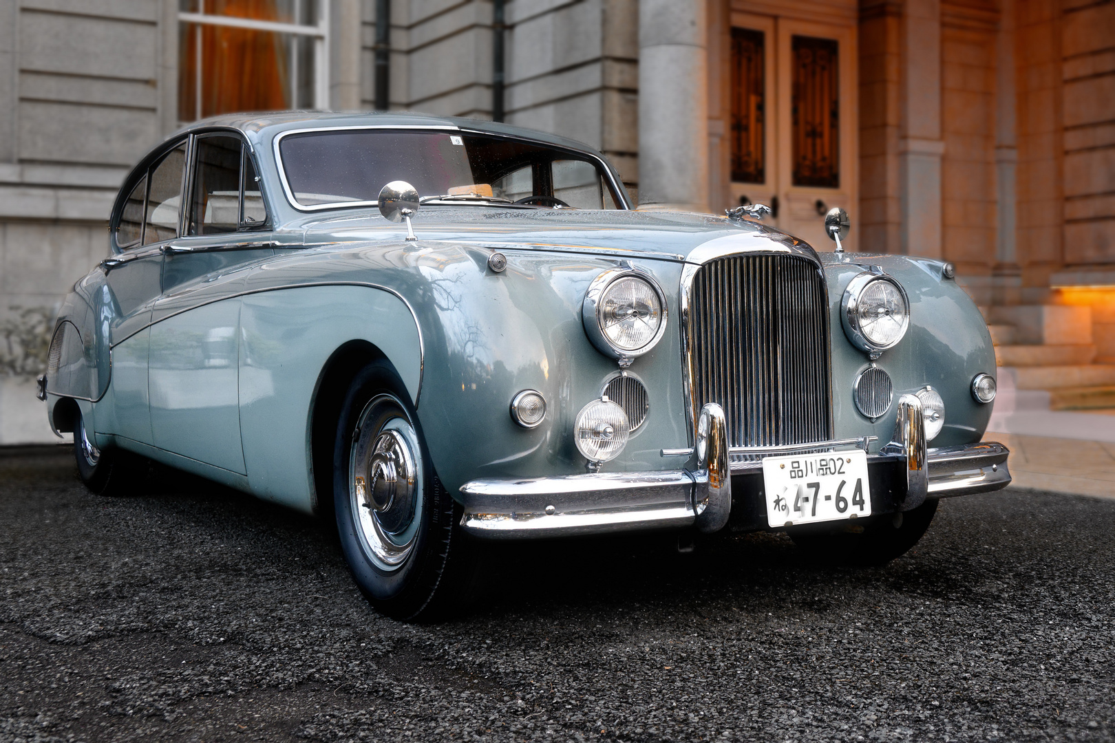 Oldtimer vor dem Hotel in Tokyo