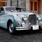 Oldtimer vor dem Hotel in Tokyo