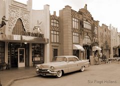 Oldtimer vor dem Kino in Sepia