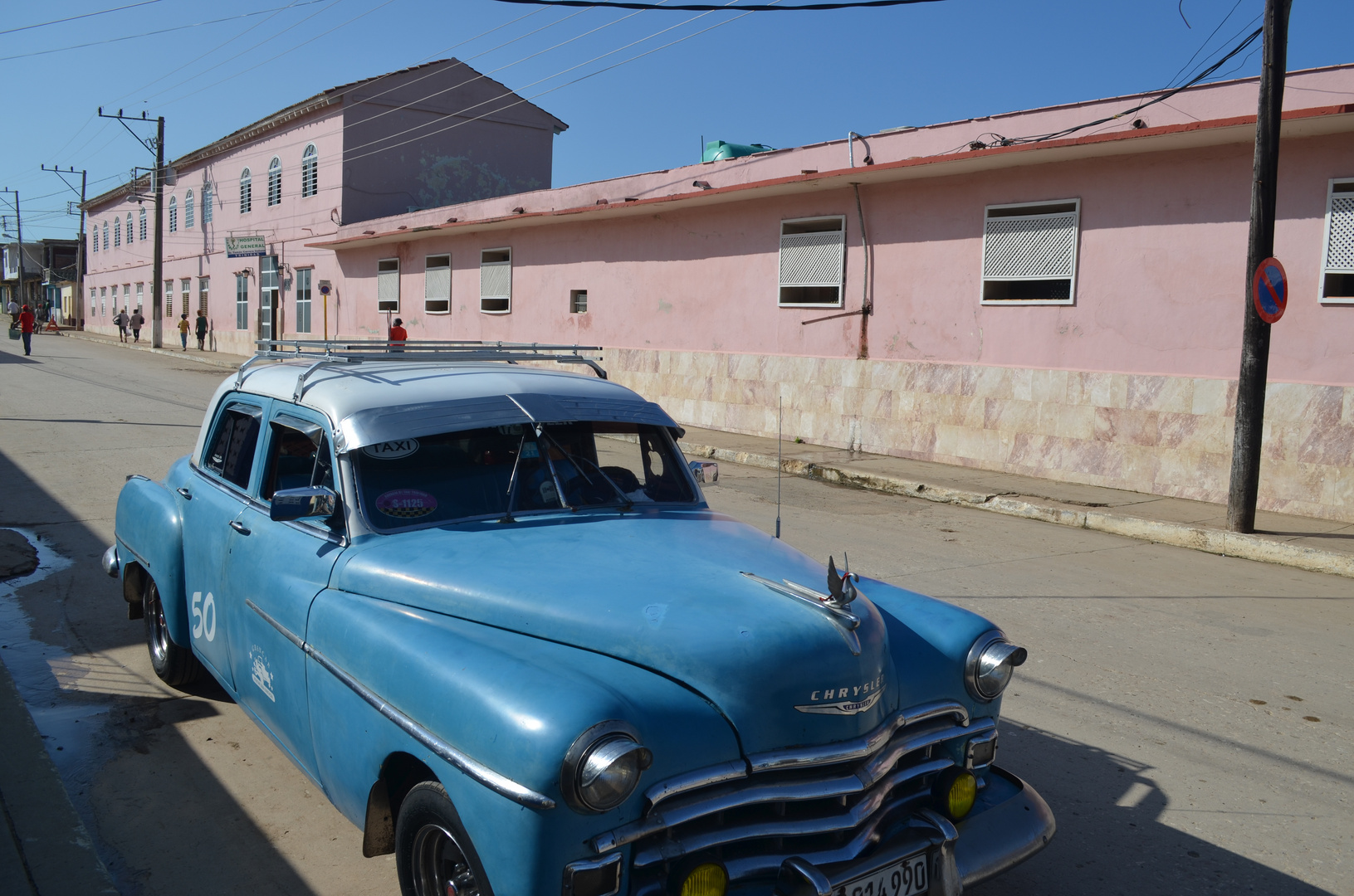 Oldtimer vor dem Krankenhaus in Trinidad (Kuba)