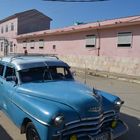 Oldtimer vor dem Krankenhaus in Trinidad (Kuba)