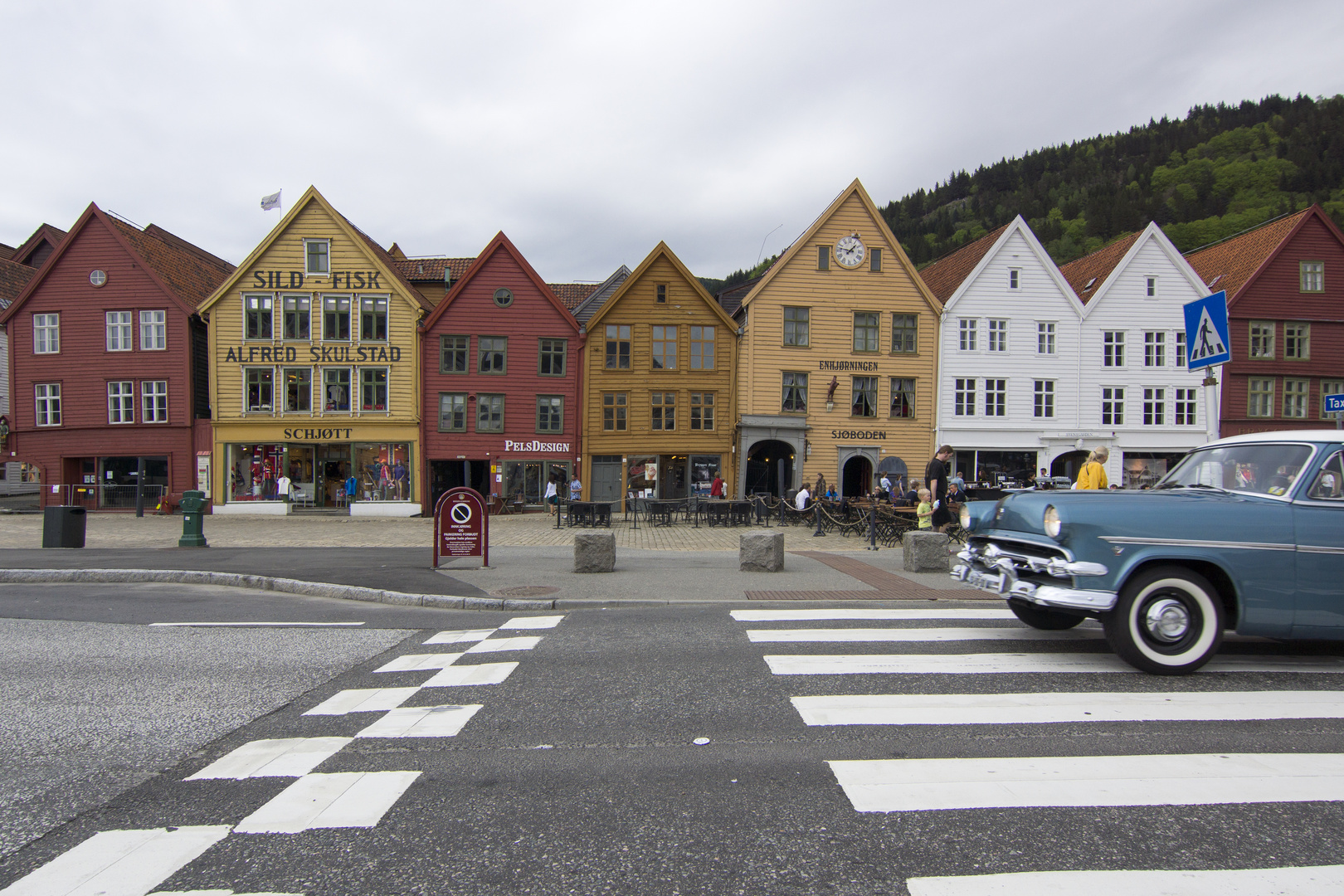 Oldtimer vor Hansekulisse in Bergen