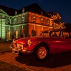 Oldtimer vor historischer Kulisse