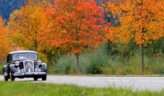 Oldtimer vor prächtiger Herbstkulisse