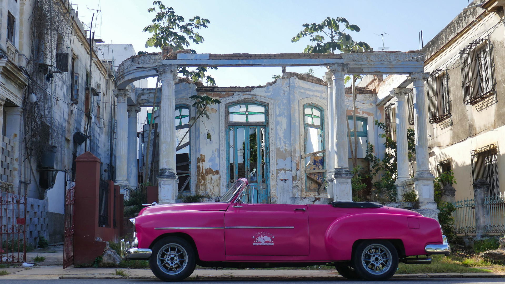 Oldtimer vor Ruine in Havanna, Kuba