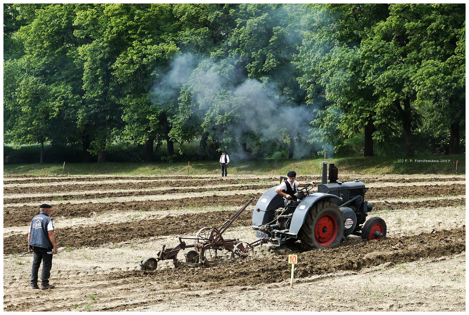 Oldtimer-Wettpflügen ...