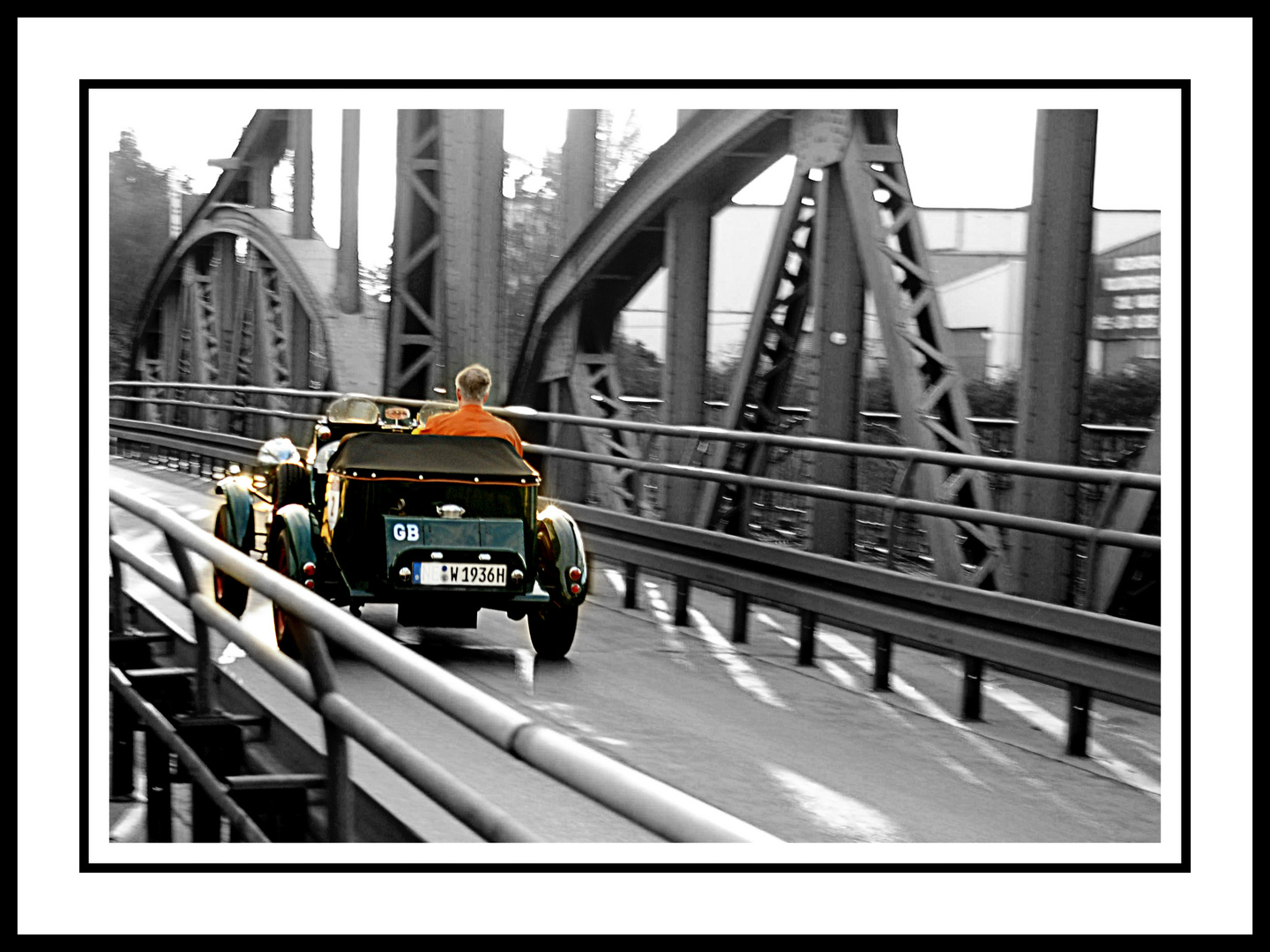 Oldtimer_auf_Linner_Drehbrücke