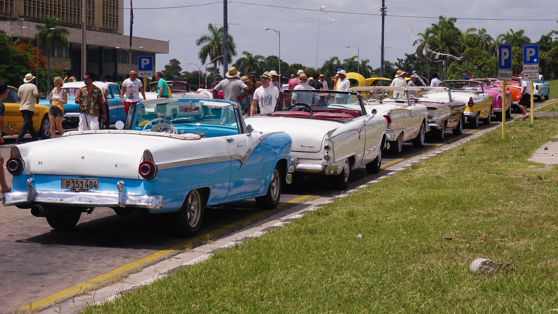 Oldtimerparade am Plaza de la Revolución