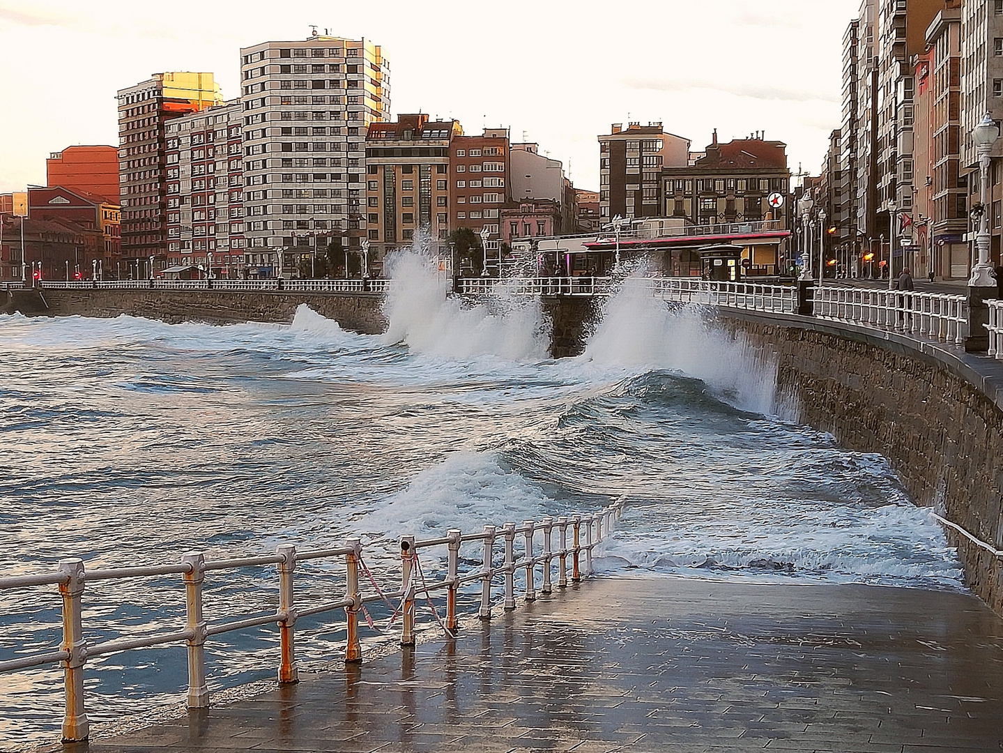 Oleaje playa de San Lorenzo Gijón. 