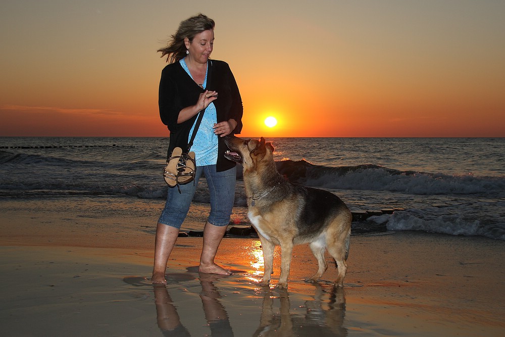 Olga mit Frauchen an der Ostsee