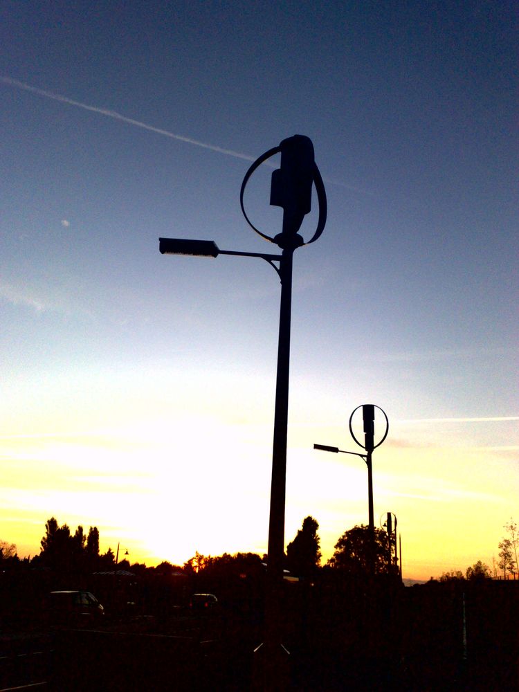 Éolienne et lampadaire stylisé