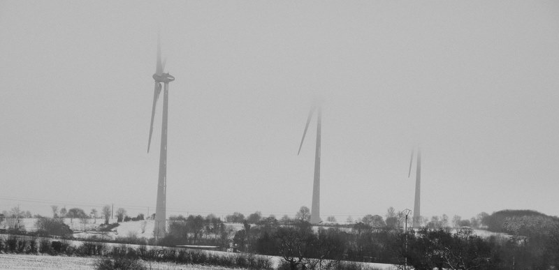 Éoliennes dans le Brouillard